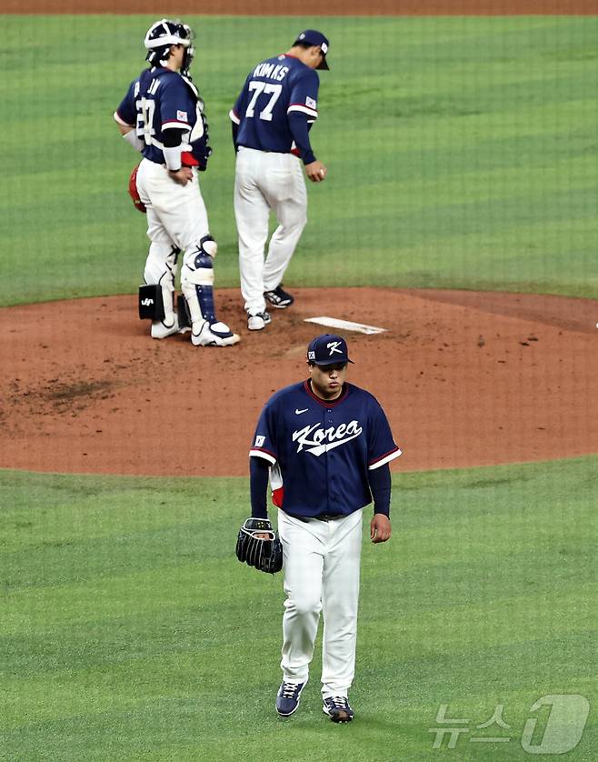 13일 오후(현지시간) 미국 플로리다주 마이애미 론디포파크에서 열린 2026 월드베이스볼클래식(WBC) 8강전 대한민국과 도미니카공화국의 경기. 대한민국 선발 류현진이 2회말 2사 1,2루 상황에서 강판되고 있다. 2026.3.14 ⓒ 뉴스1 구윤성 기자