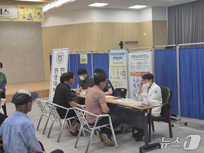 전북도가 올해 '찾아가는 농촌 완진 버스 사업'을 확대한다. 사진은 지난해 진행된 한방진료 프로그램에 농촌 주민들이 참여하는 모습.(전북도 제공. 재판매 및 DB금지)/뉴스1