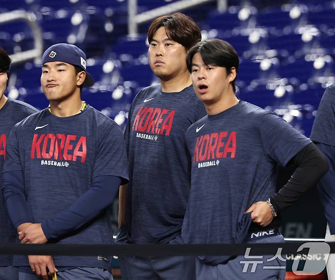 대한민국 야구 대표팀 안현민(왼쪽부터), 류현진, 노시환이 12일 오후(현지시간) 미국 플로리다주 마이애미 론디포파크에서 2026 월드베이스볼클래식(WBC) 공식훈련을 앞두고 8강전 상대인 도미니카공화국의 공식훈련을 지켜보고 있다. 2026.3.13 ⓒ 뉴스1 구윤성 기자