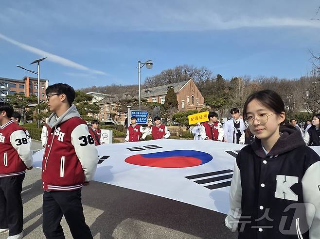14일 오전 전북 전주시 중화산동 전주신흥고등학교에서 열린 '3·13 만세운동' 재현행사에 참여한 학생들과 시민들이 태극기를 들고 행진하고 있다. 2026.3.14 ⓒ 뉴스1 장수인 기자