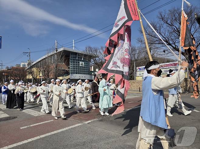 14일 오전 전북 전주시 중화산동 전주신흥고등학교에서 열린 '3·13 만세운동' 재현행사에 참여한 학생들과 시민들이 태극기를 들고 행진하고 있다. 2026.3.14 ⓒ 뉴스1 장수인 기자