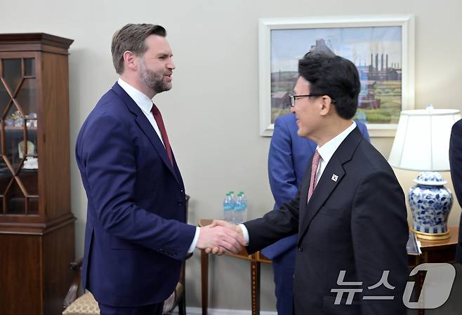 김민석 국무총리가 지난 12일(현지시간) 미국 워싱턴 D.C 백악관에서 J.D 밴스 미국 부통령과의 회담에서 악수를 나누고 있다. (주미한국대사관 제공. 재판매 및 DB 금지) 2026.3.13 ⓒ 뉴스1 임세영 기자
