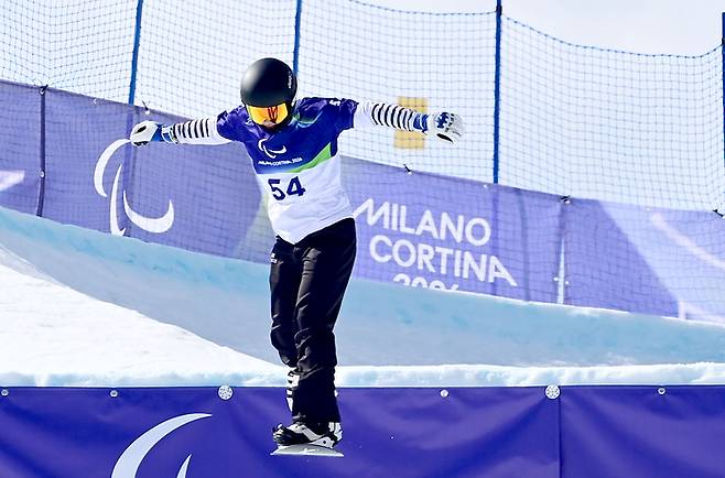 이제혁이 13일(현지시간) 이탈리아 코르티나 파라 스노보드 파크에서 열린 2026 밀라노·코르티나 동계패럴림픽 스노보드 슬라럼에서 레이스를 펼치고 있다. 사진 | 대한장애인체육회