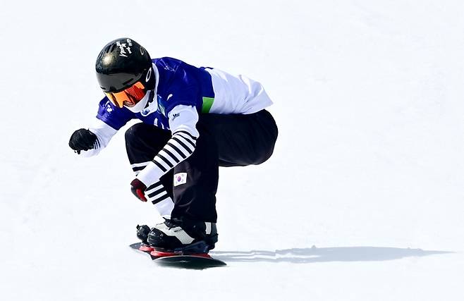정수민이 13일(현지시간) 이탈리아 코르티나 파라 스노보드 파크에서 열린 2026 밀라노·코르티나 동계패럴림픽 스노보드 슬라럼에서 레이스를 펼치고 있다. 사진 | 대한장애인체육회