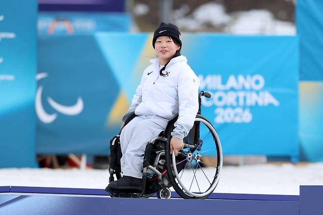 김윤지가 13일(현지시간) 이탈리아 테세로 크로스컨트리 스타디움에서 열린 2026 밀라노·코르티나 동계패럴림픽 여자 바이애슬론 스프린트 추적 좌식 은메달을 따낸 후 시상대에 올랐다. 사진 | 대한장애인체육회
