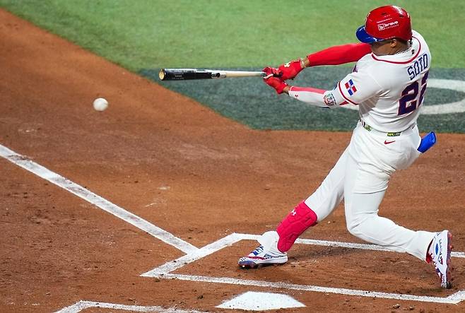 도미니카공화국 간판 타자인 후안 소토가 타격하고 있다. 사진 | AFP 연합뉴스