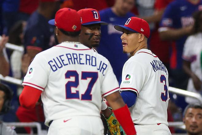 WBC 8강전에서 한국 대표팀 상대로 만난 도미니카공화국 선수들은 플레이 하나하나가 숨쉬는 것처럼 안정적이고 자연스러워 눈길을 끈다. 국내 팬들에게도 친숙한 블리디미르 게레로 주니어(왼쪽)와 매니 마차도가 더그아웃으로 돌아가고 있다. 사진 | AFP 연합뉴스