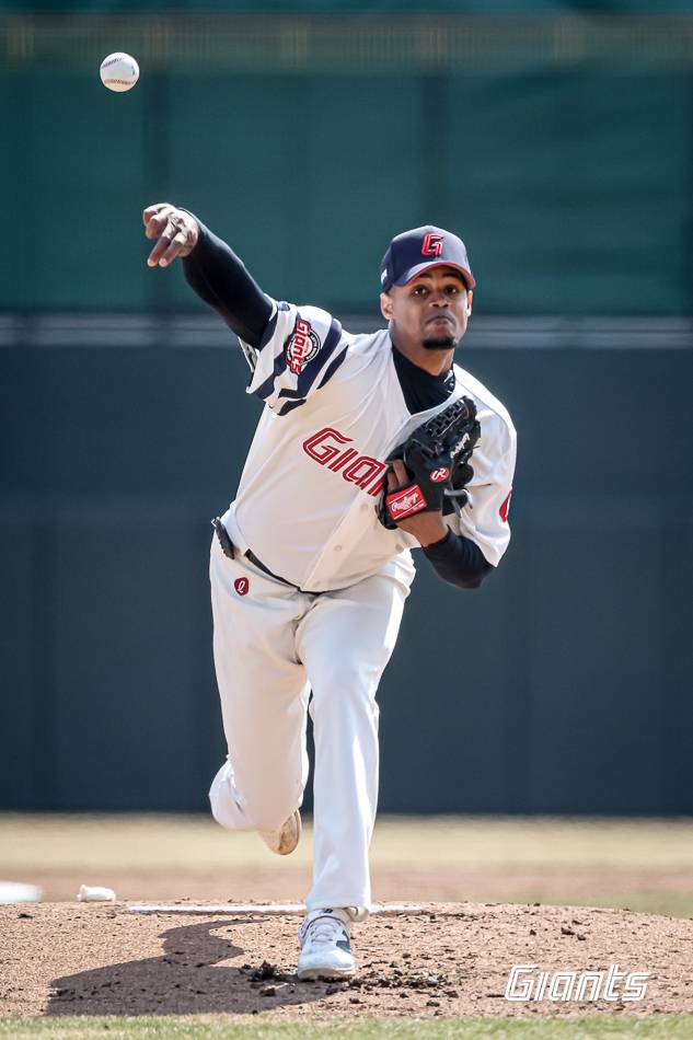 롯데 로드리게스가 14일 부산 사직구장에서 열린 2026 KBO리그 시범경기 LG전에 선발 등판해 역투하고 있다. 사진 | 롯데 자이언츠