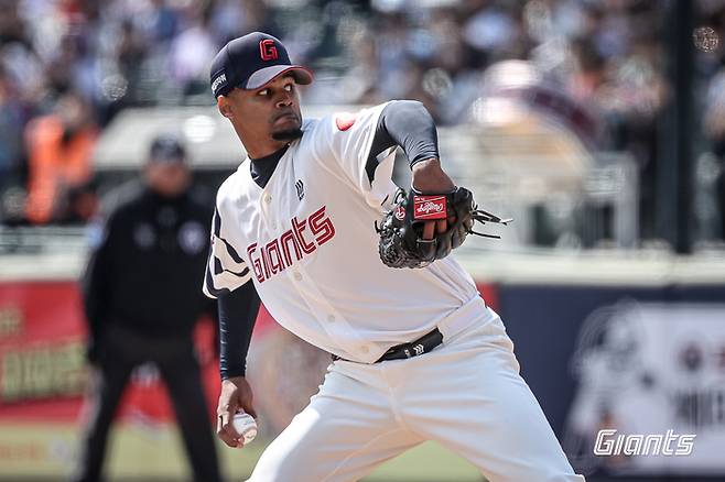 롯데 로드리게스가 14일 부산 사직구장에서 열린 2026 KBO리그 시범경기 LG전에 선발 등판해 역투하고 있다. 사진 | 롯데 자이언츠