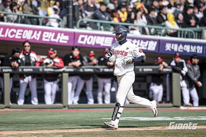 롯데 손호영이 14일 부산 사직구장에서 열린 2026 KBO리그 시범경기 LG전서 홈런을 친 후 홈으로 들어오고 있다. 사진 | 롯데 자이언츠