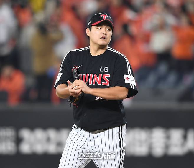 LG 투수 장현식이 30일 대전 한화생명볼파크에서 열린 2025 KBO 한국시리즈 4차전 한화와 경기 7회말 1사1루 상대 손아섭  내야안타 때 실책으로 2,3루가 되자 아쉬워하고 있다. 대전 | 최승섭기자 thunder@sportsseoul.com