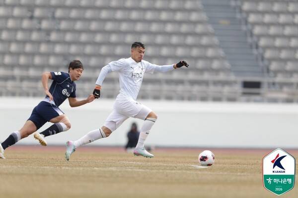 공을 향해 달려가는 부산아이파크 크리스찬. /사진=한국프로축구연맹&nbsp;