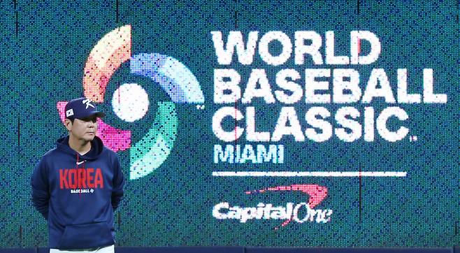 도미니카전 앞두고 경기장 살펴보는 류지현 감독

    (마이애미=연합뉴스) 김인철 기자 = 류지현 한국 야구대표팀 감독이 12일(현지시간) 미국 플로리다주 마이애미 론디포파크에서 월드베이스볼클래식(WBC) 도미니카공화국과의 준준결승전 경기를 앞두고 열린 공식훈련에서 경기장을 둘러보고 있다. 2026.3.13

    yatoya@yna.co.kr

(끝)





<저작권자(c) 연합뉴스, 무단 전재-재배포, AI 학습 및 활용 금지>