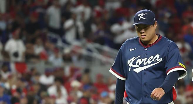 고개 숙인 류현진

    (마이애미=연합뉴스) 윤동진 기자 = 13일(현지시간) 미국 플로리다주 마이애미 론디포파크에서 열린 월드베이스볼클래식(WBC) 대한민국 대 도미니카공화국 준준결승전. 2회말 2사 1, 2루 한국 선발투수 류현진이 교체되고 있다. 2026.3.14

    mon@yna.co.kr

(끝)





<저작권자(c) 연합뉴스, 무단 전재-재배포, AI 학습 및 활용 금지>