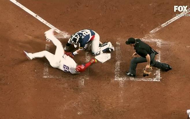 박동원의 태그를 피해 득점하는 후안 소토. 사진=FOX스포츠 중계 화면 캡쳐