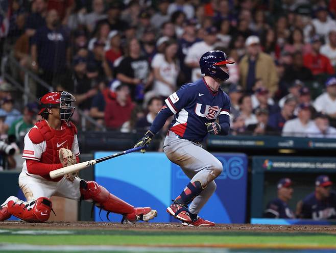 Mar 13, 2026; Houston, TX, United States; United States center fielder Pete Crow-Armstrong (4) hits an RBI single during the sixth inning against Canada during a quarterfinal game of the 2026 World Baseball Classic at Daikin Park. Mandatory Credit: Troy Taormina-Imagn Images연합뉴스