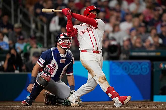 Canada catcher Bo Naylor, hits a two-run homer against the United States during the sixth inning of a World Baseball Classic quarterfinal game, Friday, March 13, 2026, in Houston. AP연합뉴스