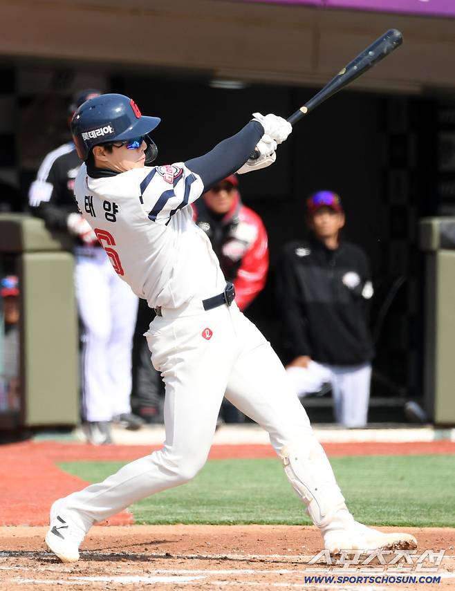 14일 부산 사직야구장에서 열린 KBO리그 롯데 자이언츠와 LG 트윈스의 시범경기. 3회말 2사 2루 롯데 한태양이 투런포를 날리고 있다. 부산=박재만 기자 pjm@sportschosun.com/2026.03.14/