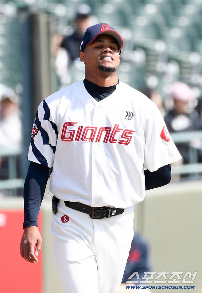 14일 부산 사직야구장에서 열린 KBO리그 롯데 자이언츠와 LG 트윈스의 시범경기. 2회초 1사 2루 롯데 로드리게스가 LG 오지환 타구를 실책한 뒤 자책하고 있다. 부산=박재만 기자 pjm@sportschosun.com/2026.03.14/