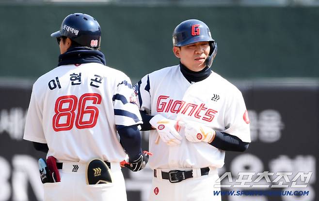 14일 부산 사직야구장에서 열린 KBO리그 롯데 자이언츠와 LG 트윈스의 시범경기. 롯데 김민성이 안타를 날린 뒤 기뻐하고 있다. 부산=박재만 기자 pjm@sportschosun.com/2026.03.14/