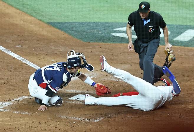 3회말 무사 1루 도미니카 게레로의 중견수 뒤 2루타로 1루 주자 소토가 홈으로 쇄도해 세이프되고 있다. 연합뉴스