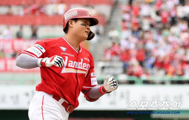 11일 인천SSG랜더스필드에서 열린 SSG와 삼성의 준PO 2차전. 2회말 1사 SSG 고명준이 솔로포를 날린 뒤 환호하고 있다. 인천=박재만 기자 pjm@sportschosun.com/2025.10.11/