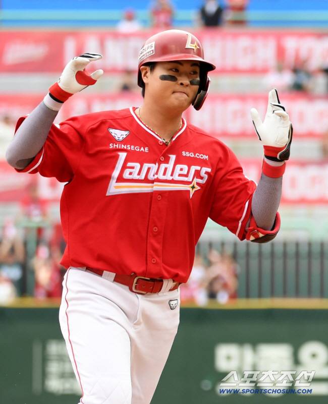 11일 인천SSG랜더스필드에서 열린 SSG와 삼성의 준PO 2차전. 2회말 1사 SSG 고명준이 솔로포를 날린 뒤 환호하고 있다. 인천=박재만 기자 pjm@sportschosun.com/2025.10.11/