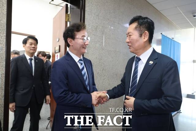 전재수 전 해양수산부 장관은 12일 정청래 더불어민주당 대표를 만나 "해양수산부 부산 이전으로 시작된 해양 수도 부산을 향해 부산 시민들과 어깨 걸고 거침없이 나아가겠다"고 밝혔다. 사진은 정 대표가 지난 12일 오전 서울 여의도 국회에서 전 전 장관과 면담을 마치고 악수를 하고 있는 모습./뉴시스