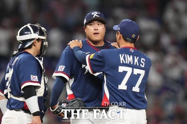 류현진은 14일(한국시간) WBC 도미니카공화국과의 8강전서 선발로 등판했지만 기대에 미치지 못하는 투구를 보인 채 강판됐다. 결국 한국은 0-10, 7회 콜드게임으로 졌다. /마이애미=AP.뉴시스