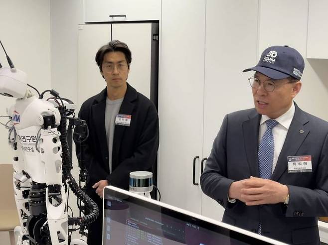 류석현 한국기계연구원장(오른쪽)이 로봇작업 AI와 로봇을 위한 데이터 수집에 대해 설명하고 있다. 사진=백종민 테크 스페셜리스트