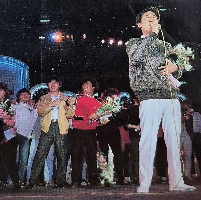 유열이 1986년 MBC 대학가요제에서 ‘지금 그대로의 모습으로’로 대상을 받고 앙코르 무대를 선보이고 있다. 빨간색 옷이 당시 금상을 받은 가수 이정석이다./유열 제공