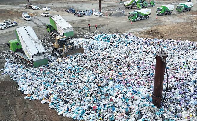 작년 12월 23일 찾은 인천 서구 수도권 매립지의 모습. 서울·인천·경기에서 배출되는 쓰레기가 모이는 곳이다. 올해부터는 ‘직매립(쓰레기를 종량제 봉투에 담아 그대로 땅에 묻는 것)’이 금지되고 쓰레기를 소각한 재만 묻을 수 있게 되면서, 소각용량이 크게 늘게 됐다. /장경식 기자