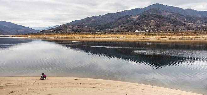 광양매화마을 앞으로는 섬진강이 유유히 흐른다. '매실 어매' 홍쌍리 명인에겐 시집 와 광영에서 산 60년 세월 동안 눈물을 다 받아준 어매같은 강이다. / 이신영 영상미디어 기자