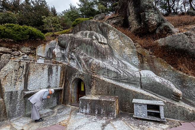 홍쌍리 명인이 이따금 찾는다는 섬진강 건너 경남 하동의 '와룡사'. 마애와불 아래로는 암반을 파서 만든 석굴 형태의 무량수전이 자리한다. / 이신영 영상미디어 기자