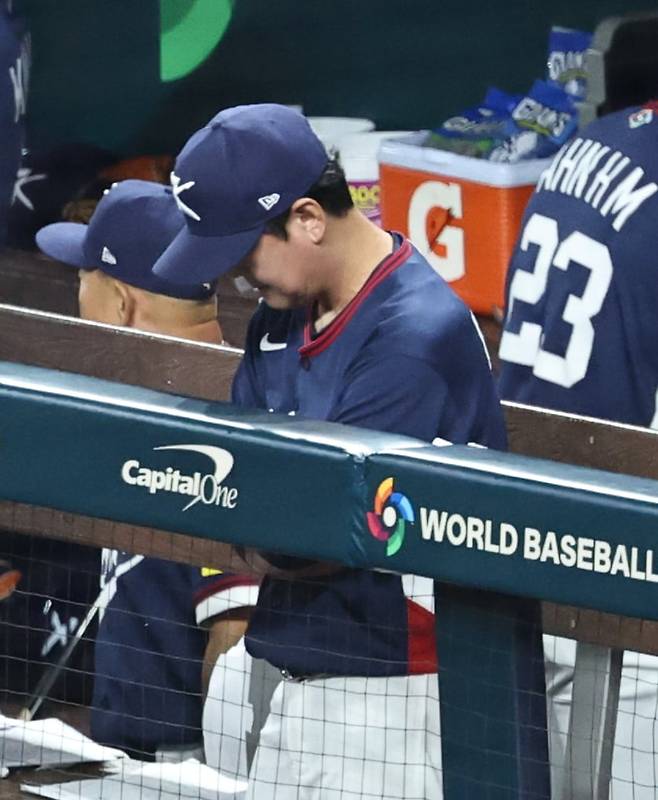 14일(한국 시각) 미국 플로리다주 마이애미 론디포파크에서 열린 월드베이스볼클래식(WBC) 대한민국 대 도미니카공화국 준준결승전. 한국 류지현 감독이 대량 실점에 아쉬워하고 있다. /연합뉴스