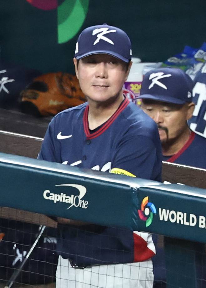 14일(한국시간) 미국 플로리다주 마이애미 론디포파크에서 열린 월드베이스볼클래식(WBC) 대한민국 대 도미니카공화국 준준결승전. 6회초 한국 류지현 감독이 대량 실점에 아쉬워하고 있다. 연합뉴스