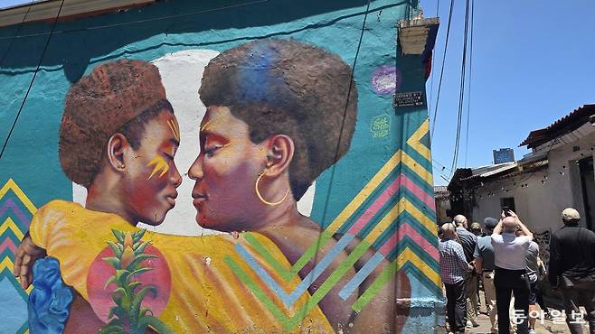 콜롬비아 보고타 구시가지 ‘라 칸델라리아’. 풍부한 색감의 벽화로 가득 찬 골목길을 걷다 보면 콜롬비아의 세계적 소설가 가브리엘 마르케스의 마술 같은 글이 저절로 떠오른다.