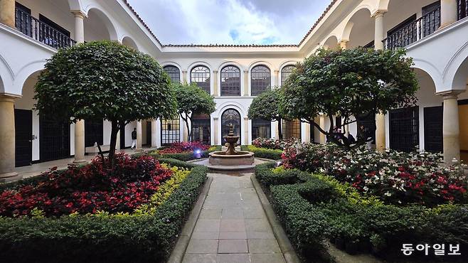 스페인 안달루시아 형식을 따른 보테로 미술관의 정원.