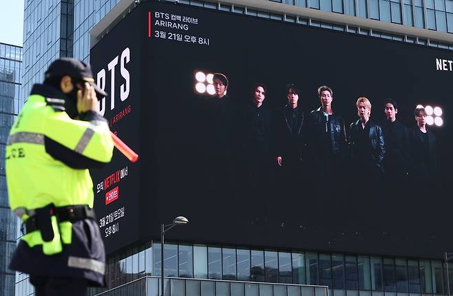 경찰이 오는 21일 열리는 방탄소년단(BTS) 컴백 공연을 앞두고 중동 상황 등 국제 정서 악화에 따른 테러 발생 가능성을 차단하기 위해 경찰특공대 등 가용 경력을 최대 동원한다. 13일 서울경찰청에 따르면 행사장 내로 차량이 돌진할 가능성을 대비해 도로에 경찰 버스와 물통형 바리케이드 등을 설치하고, 행사장 내 위험 물품 반입을 대비해 관람객 출입구 30곳에 문형 금속탐지기를 설치할 예정이다. 사진은 이날 오후 서울 광화문광장에서 경찰이 근무를 서는 모습. 2026.3.13 뉴스1