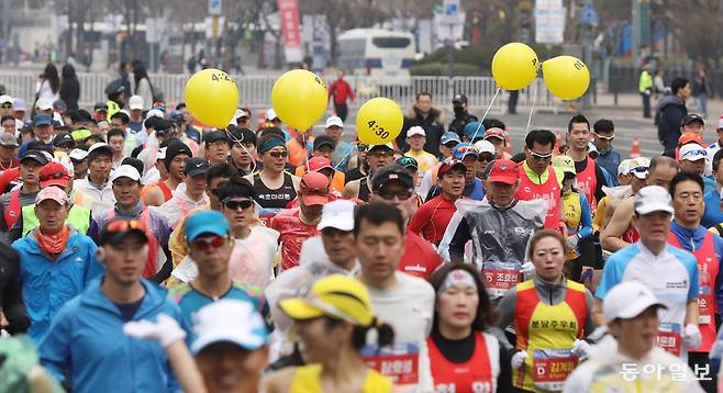 서울마라톤 겸 동아마라톤에서 페이스메이커들이 활약하고 있는 모습. 페이스메이커들은 풍선을 달고 달린다. 동아일보 DB