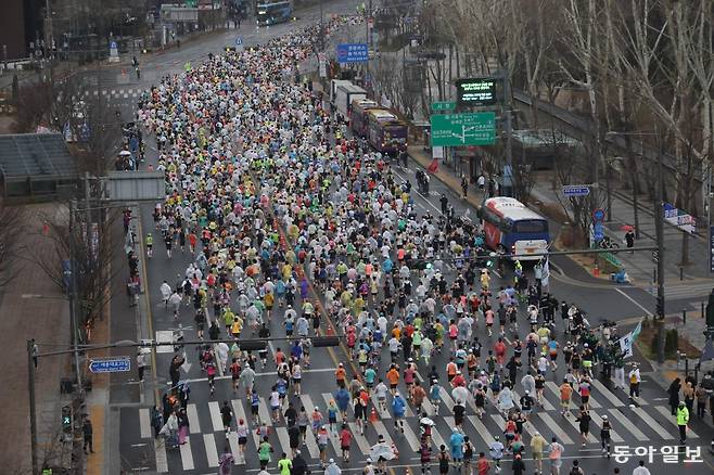 2025서울마라톤 겸 제95회 동아마라톤에 참가한 선수들이 세종로를 달리고 있다. 동아일보 DB