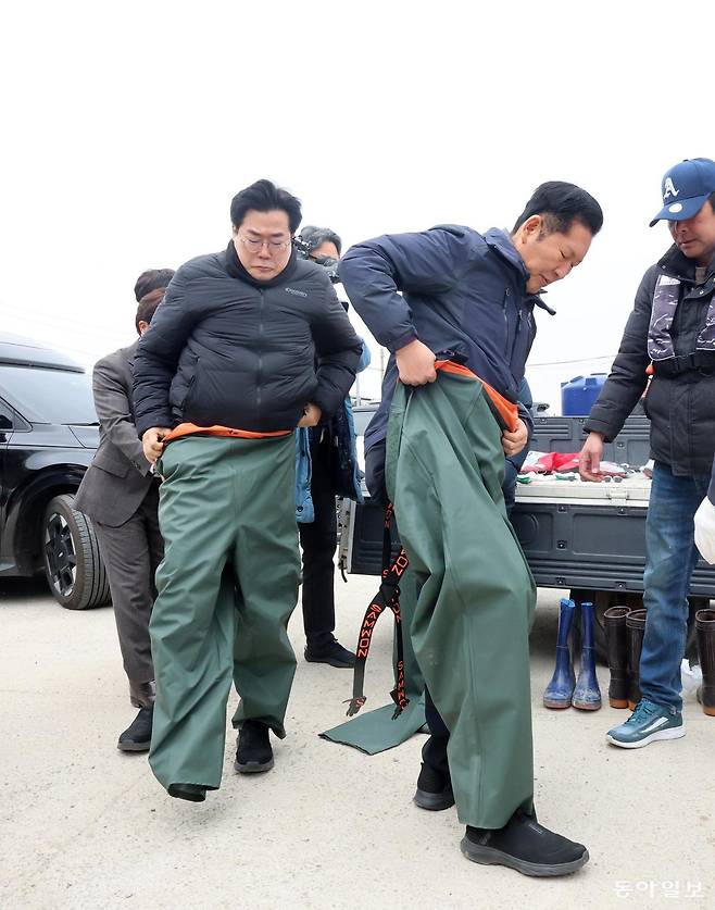 11일 오후 인천 강화군 교동도 죽산포구에서 박찬대 의원(인천시장 후보)과 정청래 당대표가 조업을 나가기전 준비를 하고 있다. 인천= 장승윤 기자.