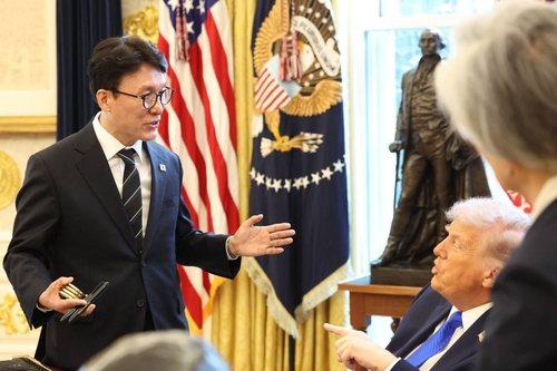 김민석 국무총리가 13일(현지시간) 미국 워싱턴DC 백악관에서 도널드 트럼프 미국 대통령과 면담하고 있다. 2026.3.14 [총리실 제공. 연합뉴스]