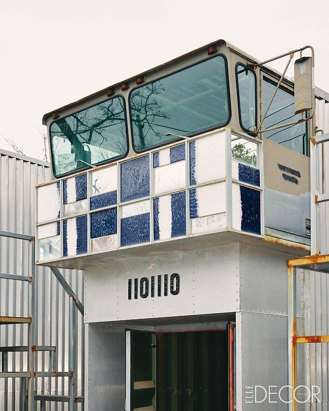 직접 덧댄 철판과 타일로 건물 안팎을 장식한 스튜디오 안의 여러 건물들.