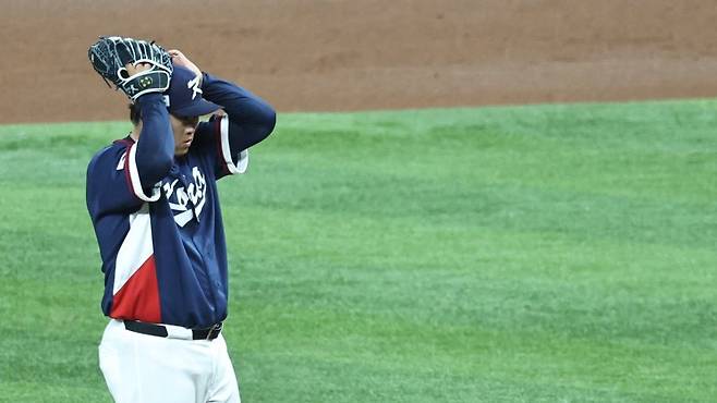 13일(현지시간) 미국 플로리다주 마이애미 론디포파크에서 열린 월드베이스볼클래식(WBC) 대한민국 대 도미니카공화국 준준결승전. 2회말 3실점을 한 한국 선발투수 류현진이 아쉬워하고 있다. 연합뉴스