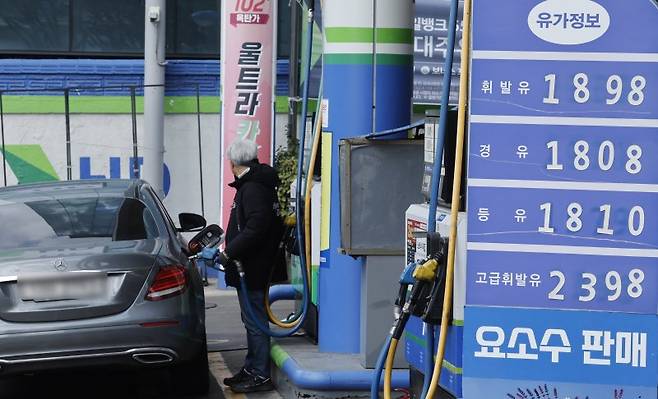 지난 12일 서울 시내 한 주유소에 게시된 유가 정보. 뉴시스