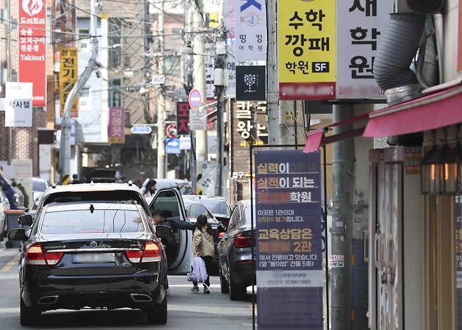 서울 강남구 대치동 학원가에서 한 어린이가 학원으로 등원하고 있다.뉴시스