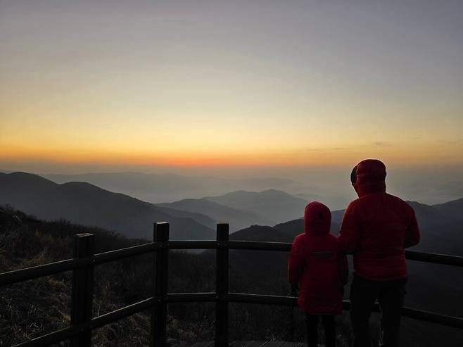 노고단 정상 일출을 기다리는 부자. 박준형 제공