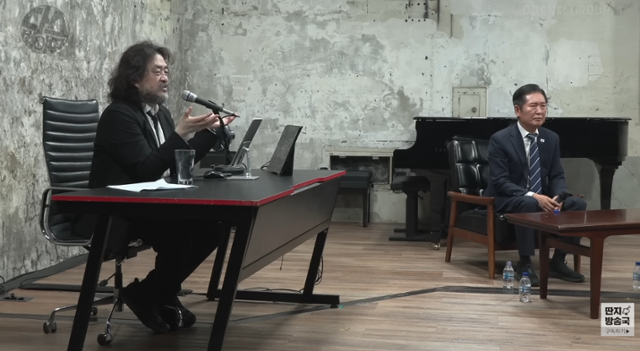 정청래 더불어민주당 당대표가 지난해 공개된 유튜브 채널 '딴지방송국'에 출연해 김어준씨의 얘기를 경청하며 눈물을 흘리고 있다. 유튜브 캡처