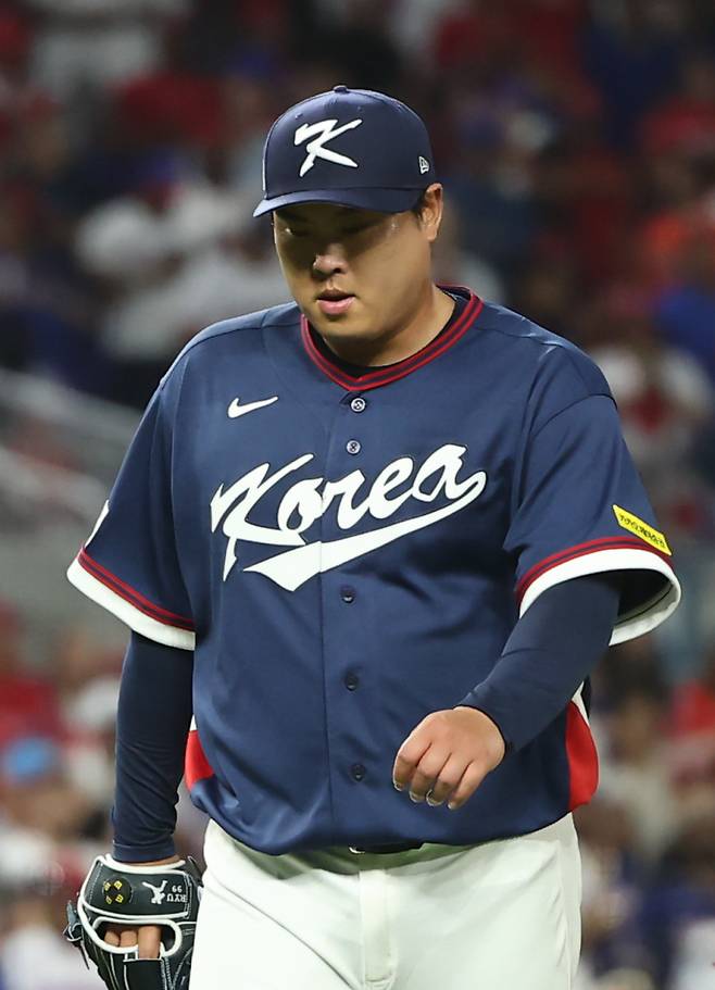 <yonhap photo-2976="">13일(현지시간) 미국 플로리다주 마이애미 론디포파크에서 열린 월드베이스볼클래식(WBC) 대한민국 대 도미니카공화국 준준결승전. 2회말 2사 1, 2루 한국 선발투수 류현진이 교체되고 있다. 2026.3.14 mon@yna.co.kr/2026-03-14 08:32:46/ <저작권자 ⓒ 1980~2026 ㈜연합뉴스. 무단 전재 재배포 금지, AI 학습 및 활용 금지></yonhap>